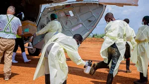 Medicii din Congo încearcă să țină sub control epidemia de Ebola. Localnicii sunt furioși
