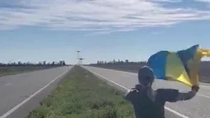 Senzaţii tari cu două Su-25 ucrainene întoarse din misiune. Piloţii îşi arată abilităţile zburând la câţiva metri de o femeie