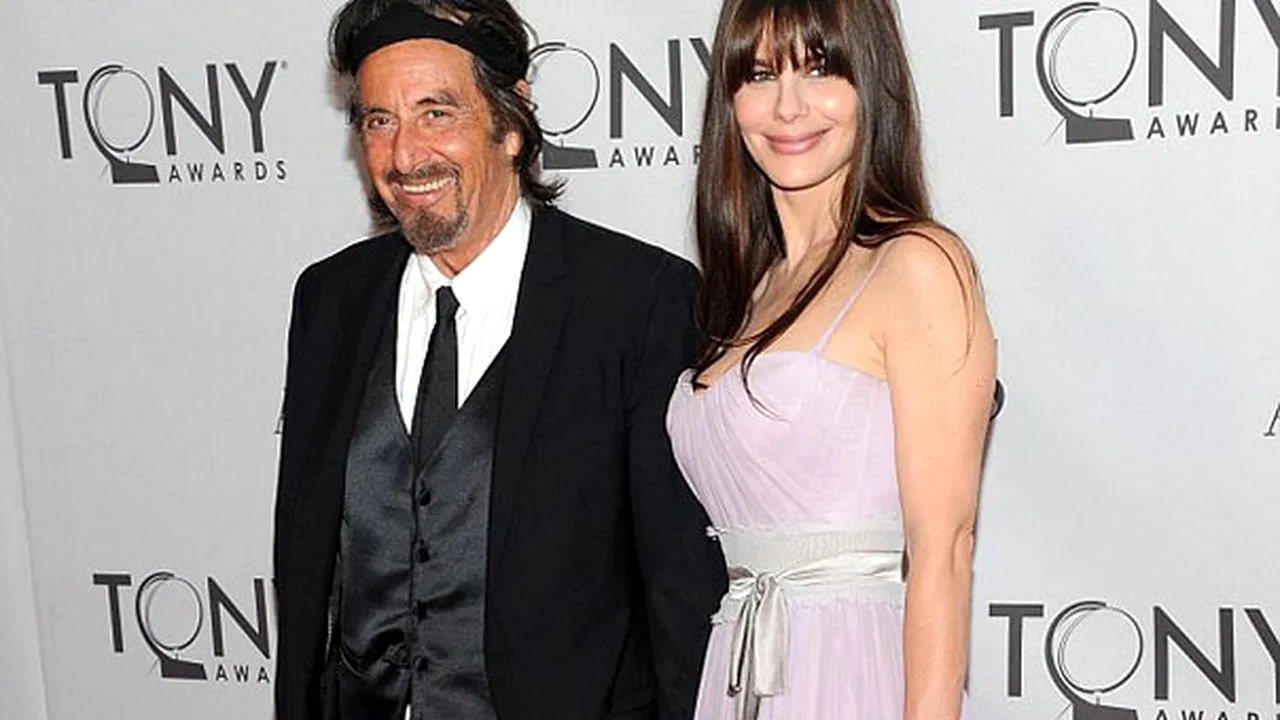 Al Pacino a fost însoţit, la gala premiilor Tony, de iubita sa cu 40 de ani mai tânără