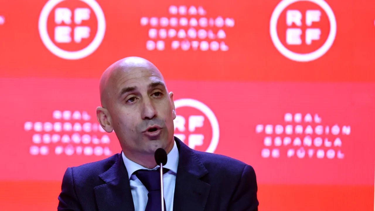 Miniştrii spanioli şi presa critică sărutul indecent al preşedintelui federaţiei spaniole de fotbal