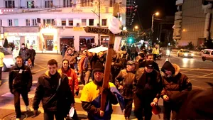 Filtre de jandarmi la ieşirile de la metrou Universitate. Sunt verificate persoane care pot avea petarde