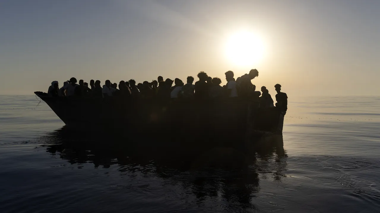 Operaţiune de salvare pe Canalul Mânecii. O ambarcaţiune cu 100 de migranţi s-a răsturnat