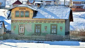 Comună din România, în top 10 Europa al unui renumit site de călătorii. Zona, declarată un muzeu în aer liber. Străinii sunt fascinaţi de culorile ei