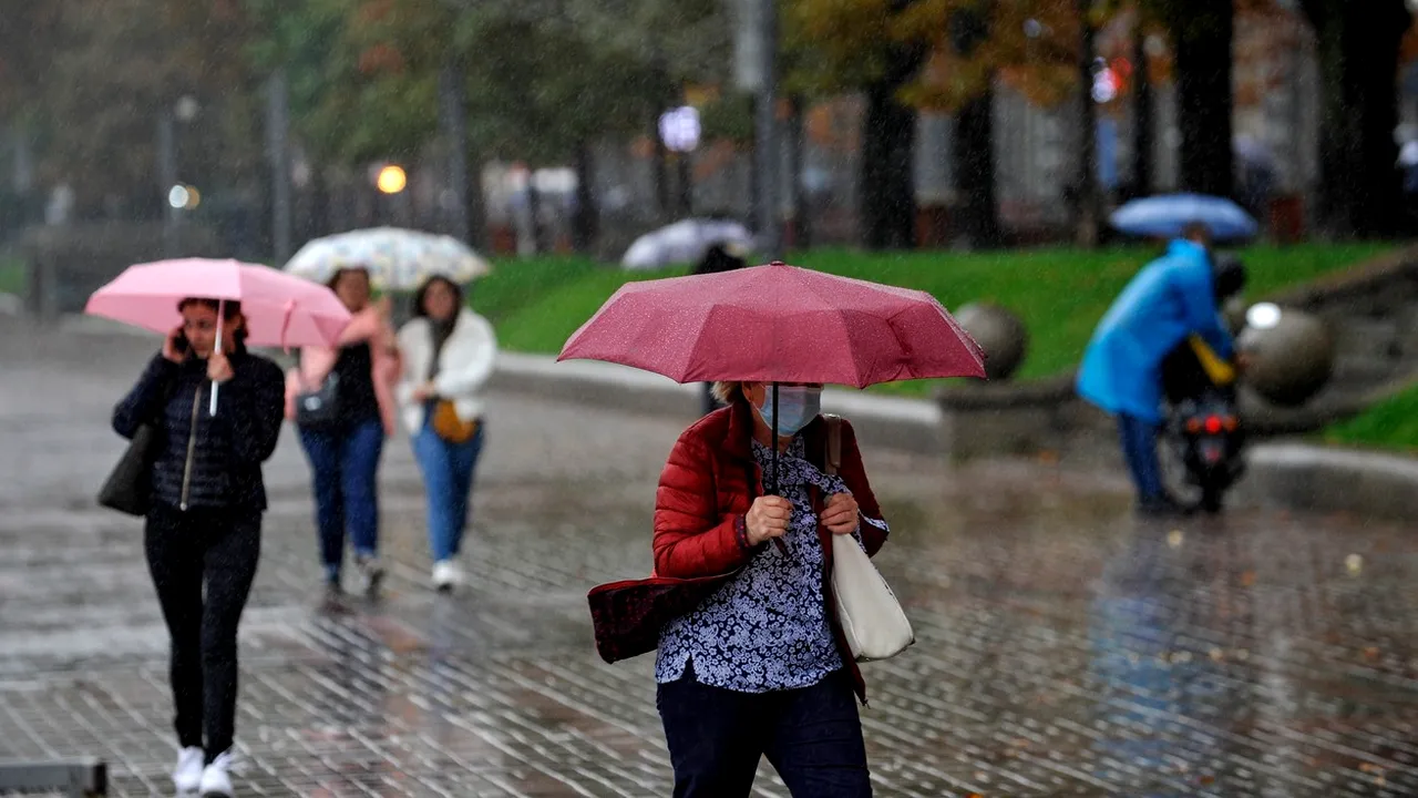 METEO. Avertizare ANM. Cod portocaliu de ploi torenţiale în patru judeţe 