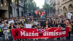 Spaniolii ies din nou în stradă pentru a cere demisia lui Carlos Mazón, la nouă luni după inundațiile devastatoare