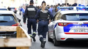 O maşină a intrat cu viteză în terasa unui restaurant din Paris
