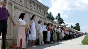 Românii, invitaţi să înconjoare Casa Poporului, pe 23 aprilie, la Noaptea Cărţilor Deschise