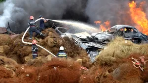 Incendiu la un centru de fier vechi din Slatina - FOTO