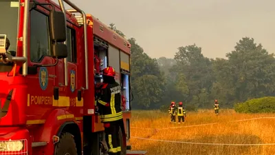 FOTO&VIDEO Pompierii români sting incendii pentru a proteja locuințele din Franța