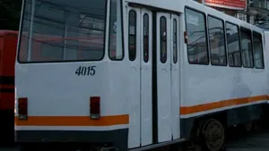 Maşină lovită de tramvai în Arad: vatmanul şi un călător au fost răniţi uşor