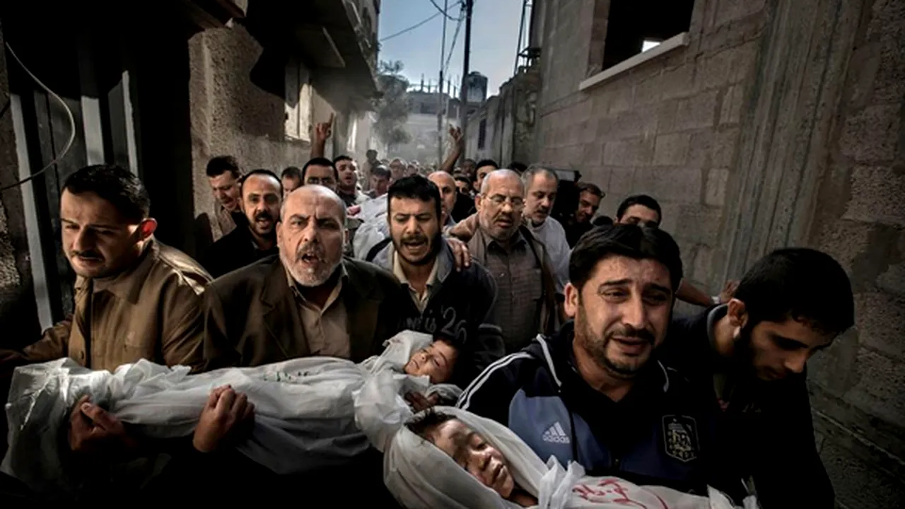 Fotografia câştigătoare la World Press Photo of the Year 2013 ar fi fost trucată. Ce modificări i-ar fi fost aduse - FOTO