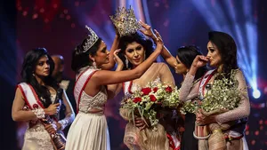 VIDEO Haos pe scena unui concurs de frumuseţe. Câştigătoarea „Mrs. Sri Lanka“, rănită la cap după ce o fostă concurentă i-a smuls coroana
