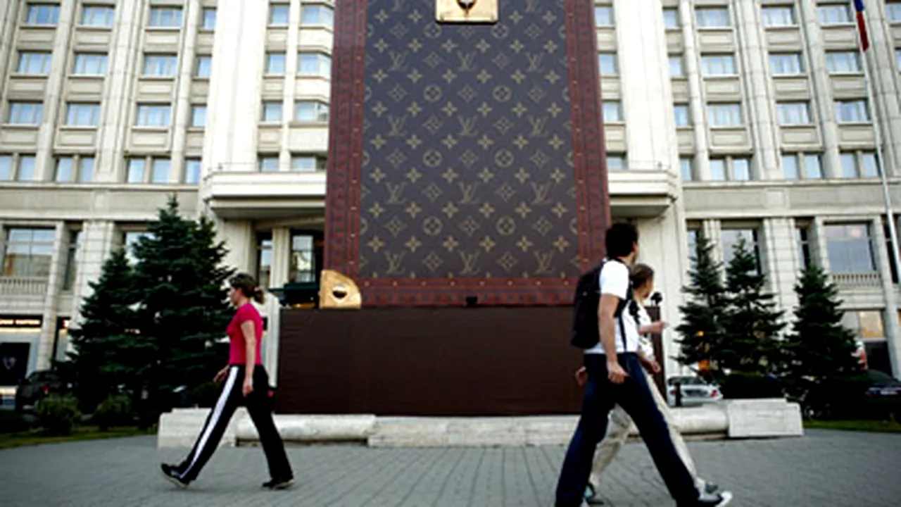 Vuitton va demonta construcţia publicitară de pe Monumentul Pompierilor