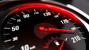 Au rămas fără permisele auto: zeci de şoferi, prinşi pe A1 şi A2, conducând cu viteze foarte mari. 