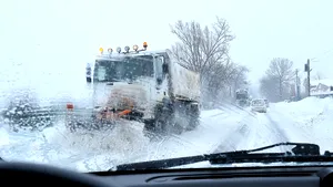 Se circulă în condiţii de iarnă în Bucureşti: aglomeraţie pe arterele principale / Trei TIR-uri au derapat în Caraş-Severin şi Sibiu, pe drumurile acoperite de zăpadă 