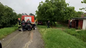 Inundaţii lângă Timişoara; în localitatea Giarmata, 10 curţi au fost acoperite de ape - FOTO