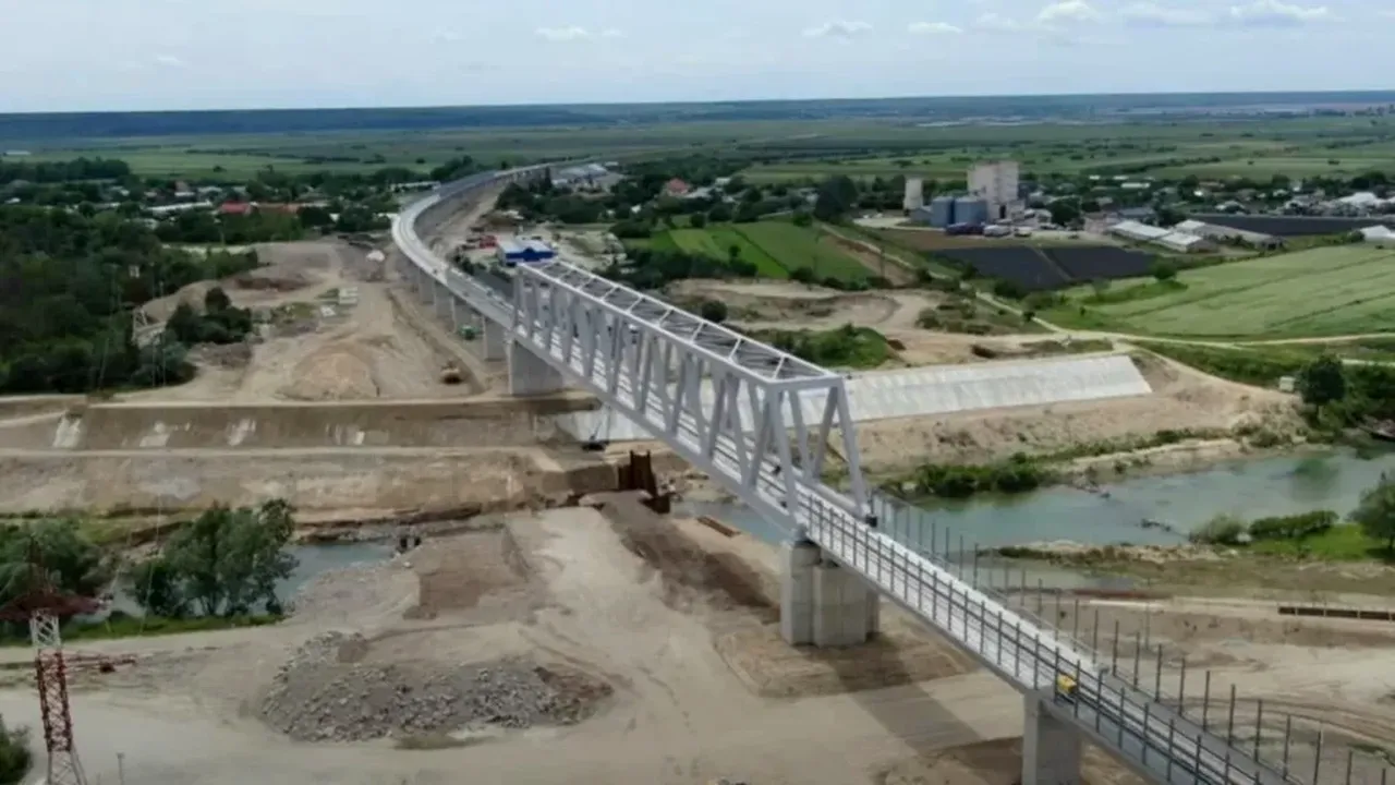 VIDEO | Lucrările de 2,1 miliarde de lei la calea ferată București – Giurgiu au ajuns la 15%. Arcada și Alstom modernizează conexiunea feroviară cu Bulgaria