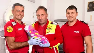 Ultima tură înainte de pensionare, încheiată cu o naștere în ambulanța SMURD. Povestea unui pompier din Arad