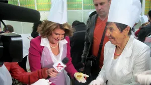 Rovana Plumb a pregătit sarmale pentru pelerinii de la Iaşi: 