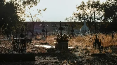 SOCIAL Saci cu oseminte descoperiți într-un cimitir din Slatina. Anterior, primarul a vorbit despre cadavre din perioada COVID