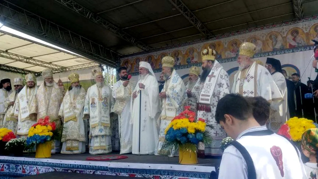 Arhiepiscopul Dunării de jos a transmis un mesaj ce îndeamnă participarea la referendum, în timpul sfinţirii mănăstirii Măxineni, oficiată de patriarhul Daniel | FOTO