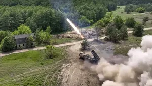 Războiul din Ucraina, ziua 165. 10.000 de militari ucraineni vor fi pregătiţi în Marea Britanie de instructori străini / Moscova tachinează Kievul. Mai multe rachete ruseşti au căzut lângă centrala nucleară Zaporojie. AIEA şi-a exprimat îngrijorarea cu privire la acţiunile ambelor tabere
