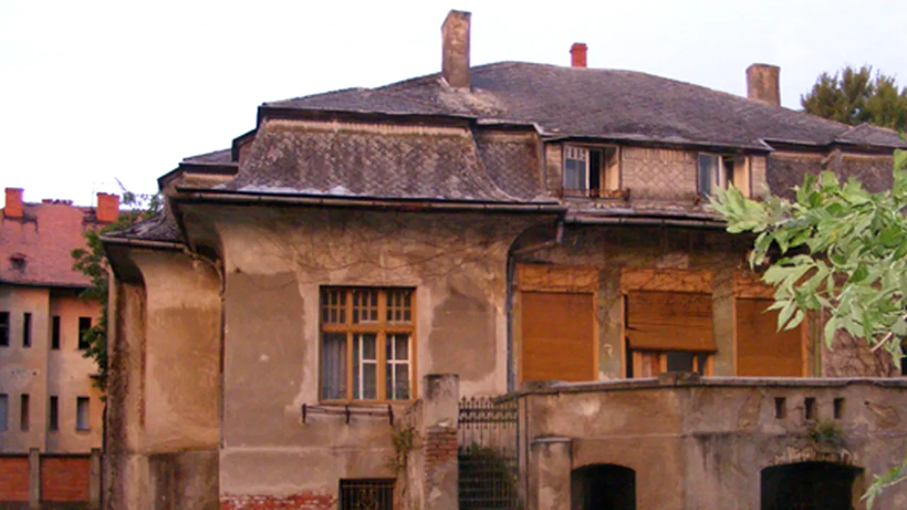 Clădire monument istoric din Timişoara, dărâmată de un clan de romi. Autorităţile au sistat lucrările