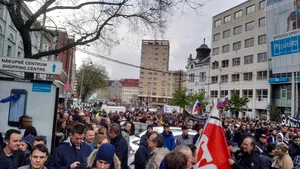 Mii de persoane au demonstrat în Slovacia împotriva corupţiei. Protestele, inspirate de manifestaţiile anti-corupţie din România