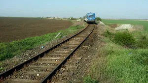 ACCIDENT FEROVIAR: Trenul Cluj-Napoca – Bucureşti a lovit o maşină în judeţul Hunedoara. Traficul pe calea ferat, blocat