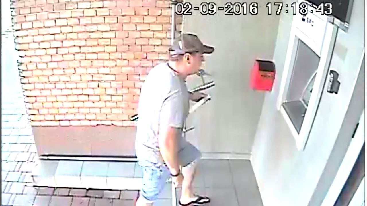 Poliţia cere ajutor pentru prinderea unui bărbat specializat în furtul din bancomate - FOTO