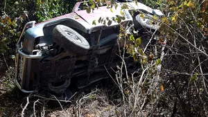 Caz cumplit: O femeie a murit, după ce a fost aruncată dintr-o maşină care s-a răsturnat/ Manevra care a produs accidentul