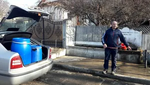 FOTO Sute de persoane din Coşeşti, Argeş, fără apă de o lună: Care are maşină, îşi aduce, care nu, se uită