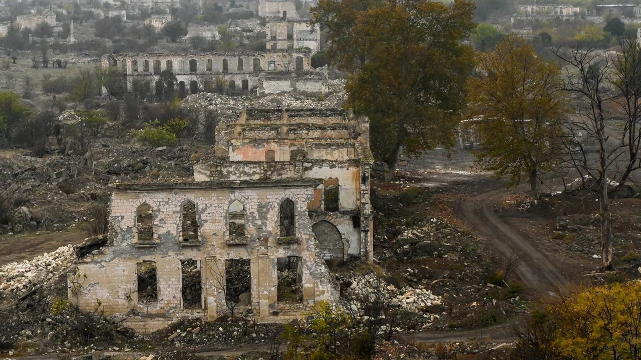 
Nagorno-Karabah. Armata azeră anunţă intrarea în districtul predat de armeni