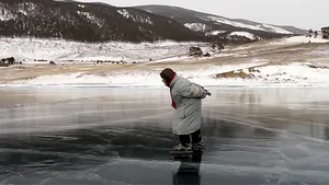 Bătrâna care patinează pe lacul Baikal. Cum arată viaţa Liubovei la un an distanţă după ce povestea ei a cucerit Internetul | VIDEO