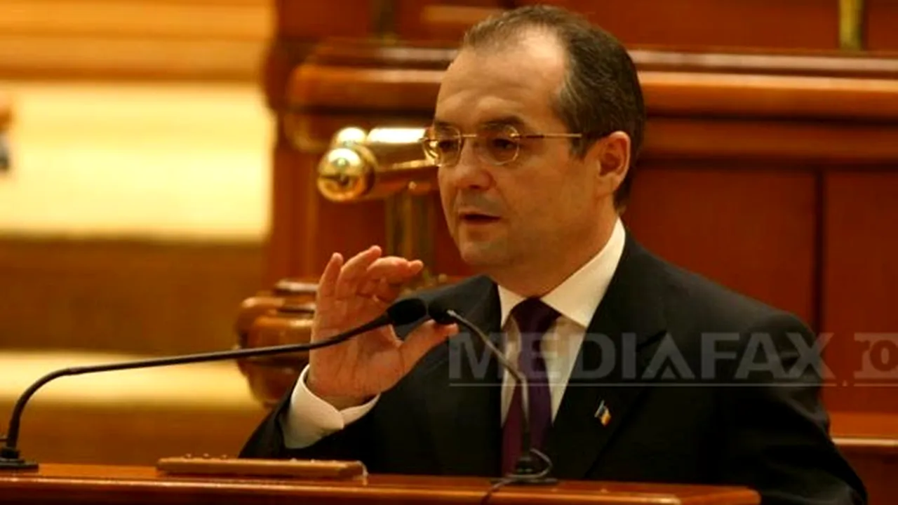 Premierul Emil Boc, huiduit la plecarea de la parada de Ziua Naţională