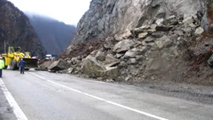Vâlcea: Circulaţie alternativă pe un sens, pe DN7, din cauza căderilor de pietre