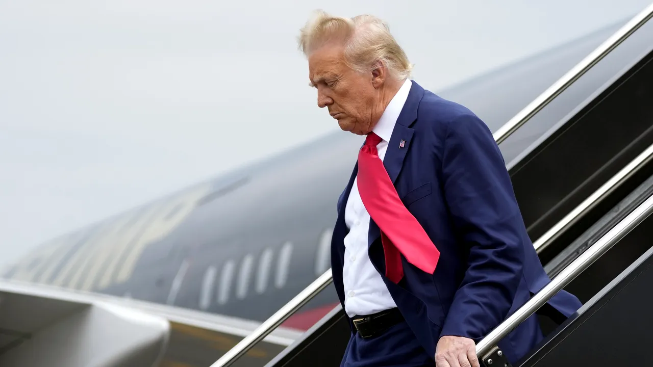 Trump s-a prezentat la instanţă şi a fost inculpat formal în cazul acţiunilor comise după scrutinul din 2020