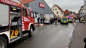 FOTO | Un bărbat a intrat cu maşina în mai multe persoane în oraşul german Volkmarsen. Cel puţin 10 persoane, printre care şi copii, au fost rănite