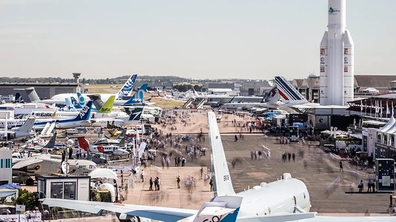 Avion militar INVIZIBIL european, prezentat de Emmanuel Macron la cel mai mare miting aviatic din lume | FOTO, VIDEO