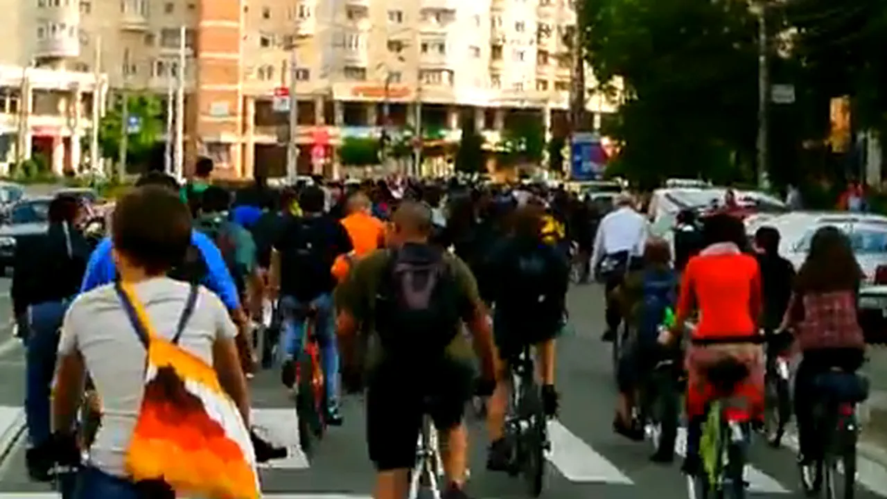 Biciclist participant la un marş, bruscat de doi poliţişti. Poliţia a declanşat o anchetă internă