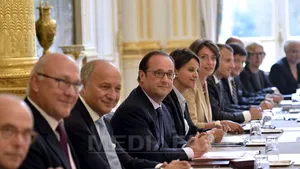 ANALIZĂ: Hollande instalează un nou Guvern şi consacră o linie de guvernare social-liberală 