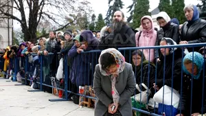 Mii de pelerini îşi aşteaptă rândul pentru a se închina la moaştele Sfântei Parascheva