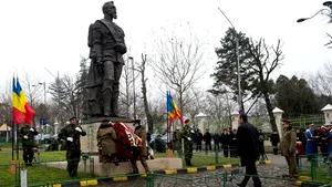 Statuia domnitorului Al. I. Cuza din Iaşi, spălată cu apă caldă pentru manifestările de Ziua Unirii