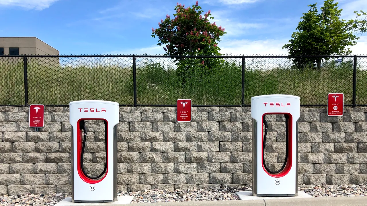Tesla şi-a atins ţinta de livrări pentru 2019. Acţiunile au urcat la maxime istorice pe Wall Street