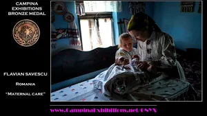 FOTO Emoţie şi tradiţie, într-o imagine premiată internaţional. Fotografia „Maternal Care”, realizată de un poliţist criminalist din Caraş-Severin
