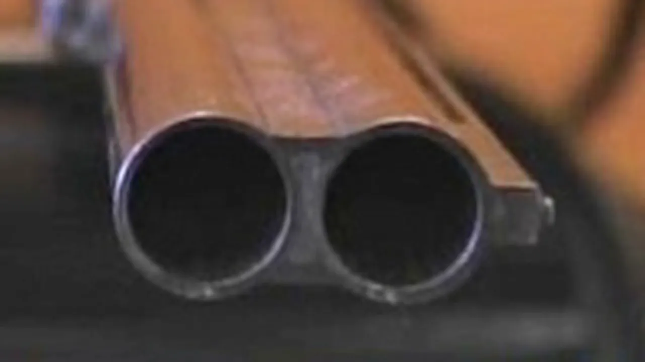 Vânătoare ilegală terminată prost. Un tânăr de 24 de ani a fost împuşcat 