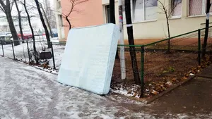 Scaune, saltele şi ambalaje de mari dimensiuni sunt aruncate pe străzile din Sectorul 3