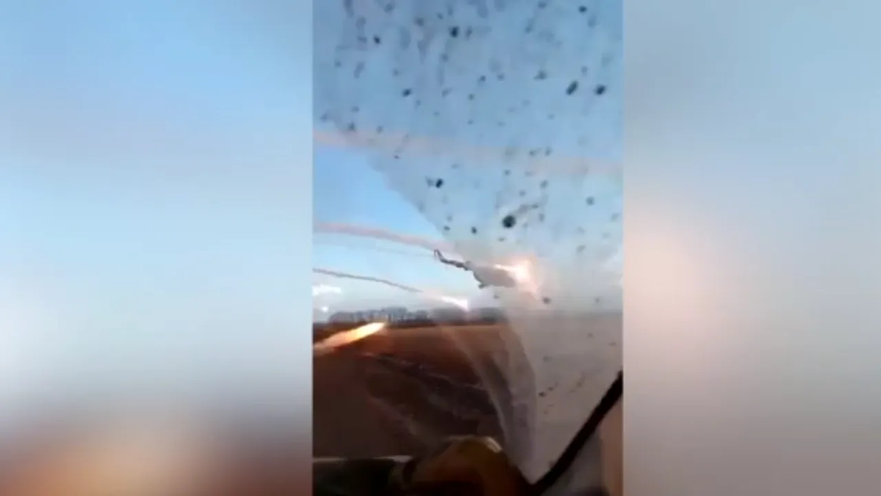 Zborul razant al unui Mi-8 ucrainean aproape loveşte un vehicul civil
