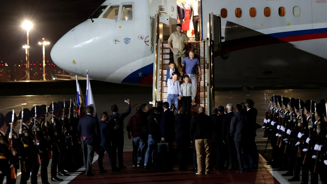 Kremlinul a confirmat că asasinul eliberat de Germania e agent FSB, iar copiii unor „agenţi adormiţi” nici nu ştiau că sunt ruşi