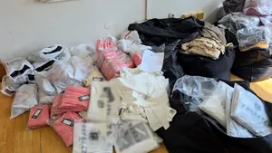 Haine, pantofi și parfumuri contrafăcute de 1,8 milioane de lei, găsite de polițiști la graniță
